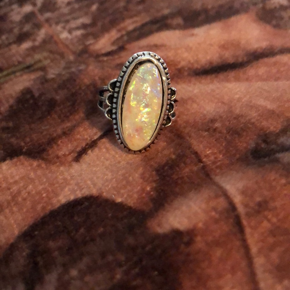 Beautiful Silver Ring w/Lab Created Opal Stone. Sz 6.